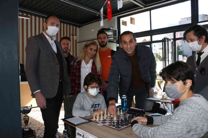 Kartal Belediyesi Cumhuriyet Kupası Satranç Turnuvası’nda Hamleler Yarıştı