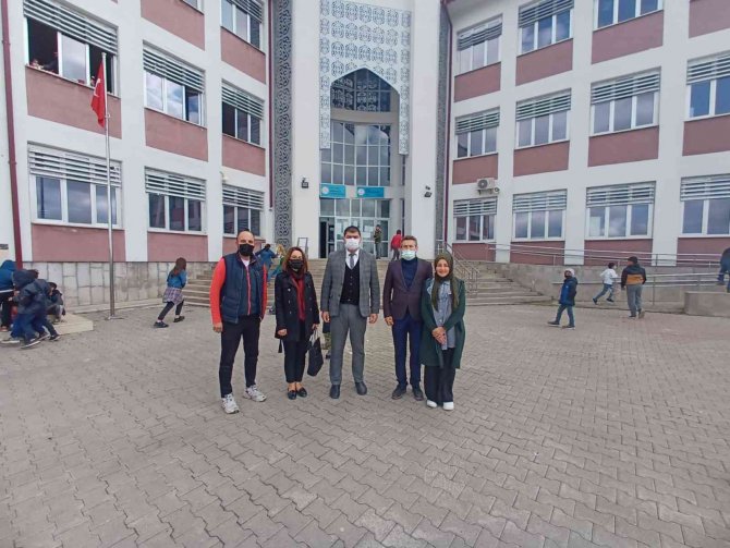 Kız Çocuklarını Okullu Yaptılar