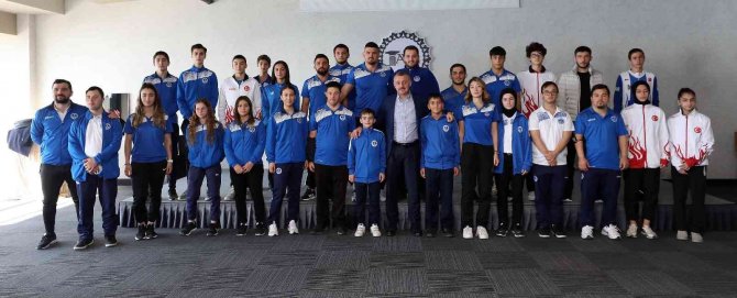 Başkan Büyükakın, Başarılı Sporcularla Bir Araya Geldi
