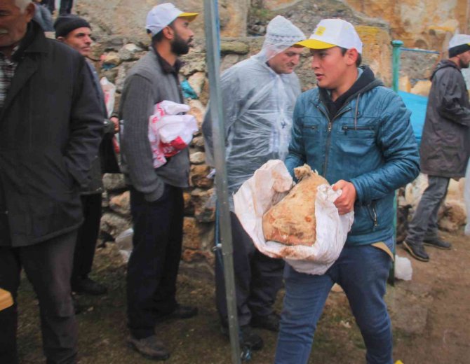 Mağarada Olgunlaşan Peynirler 5 Ay Sonra Şölenle Çıkarıldı