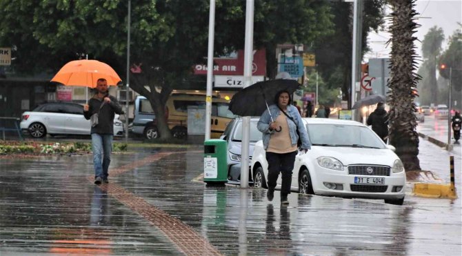 Meteorolojinin ‘Sarı’ Kodla Uyardığı Antalya’da Şiddetli Yağmur Etkili Oluyor