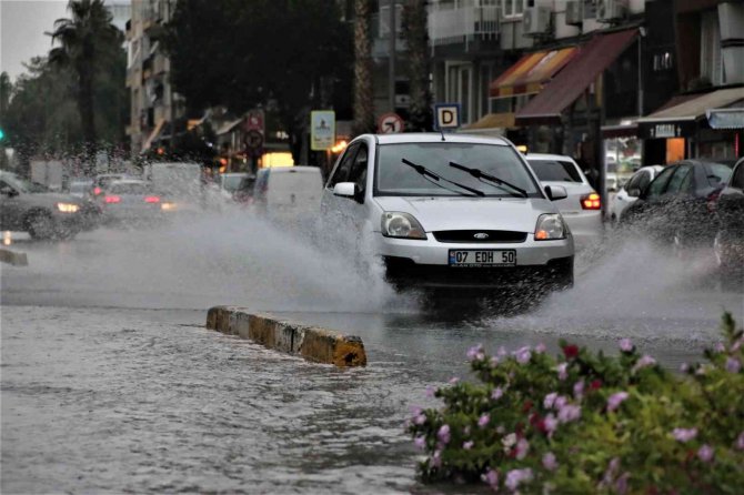 Meteorolojinin ‘Sarı’ Kodla Uyardığı Antalya’da Şiddetli Yağmur Etkili Oluyor