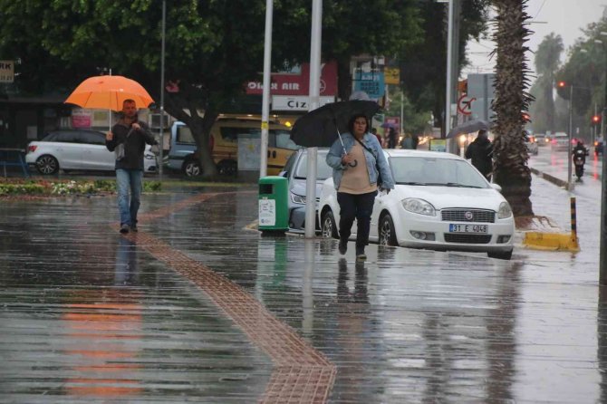 Meteorolojinin ‘Sarı’ Kodla Uyardığı Antalya’da Şiddetli Yağmur Etkili Oluyor