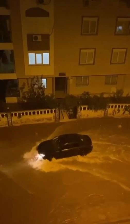 Antalya’da Şiddetli Yağış Etkili Oluyor