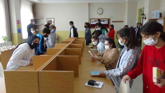 Fedakar Öğretmenler, Annelerinin Adını Kütüphanede Yaşatacak