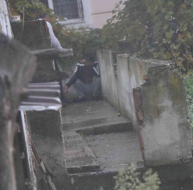 Elinde Bıçakla İntihara Kalkışan Genç 2 Saatte İkna Edildi