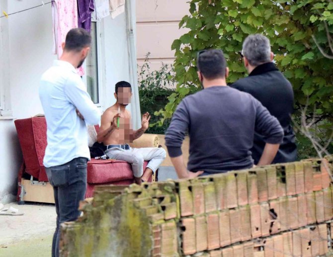 Elinde Bıçakla İntihara Kalkışan Genç 2 Saatte İkna Edildi