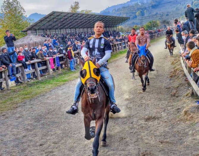 Ünye’de Atlar Cumhuriyet İçin Koştu