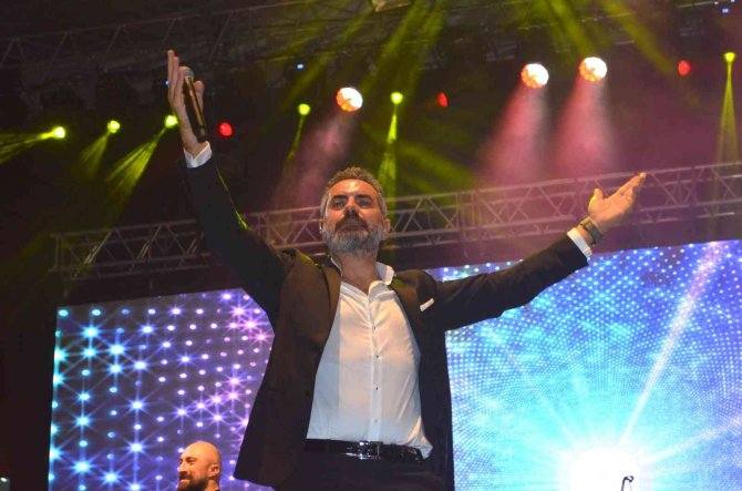 Osmaniye’de Funda Arar İle Turgay Başyayla 29 Ekim Cumhuriyet Bayramı Kutlamaları Kapsamında Konser Verdi