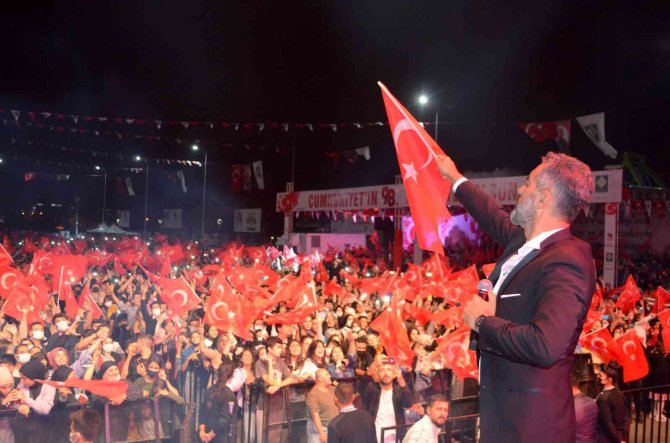 Osmaniye’de Funda Arar İle Turgay Başyayla 29 Ekim Cumhuriyet Bayramı Kutlamaları Kapsamında Konser Verdi