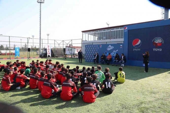 Futbolun Efsaneleri Pepsi ‘Yıldız Futbolcu Seminerleri’ Kapsamında Eskişehir’deydi