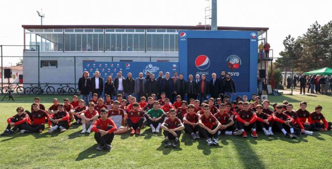 Futbolun Efsaneleri Pepsi ‘Yıldız Futbolcu Seminerleri’ Kapsamında Eskişehir’deydi
