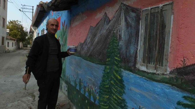 Evini Sergi Salonuna Çeviren Tarım Teknikeri, Şimdi De Sokağını Boyuyor