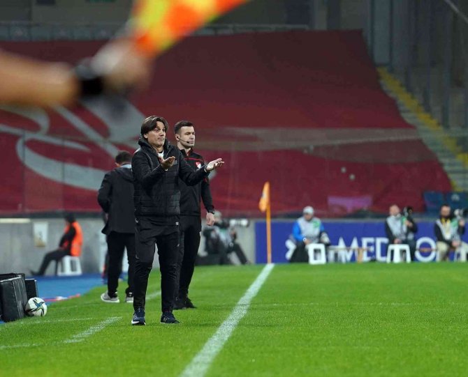 Spor Toto Süper Lig: Medipol Başakşehir: 0 - Adana Demirspor: 0 (İ̇lk Yarı)