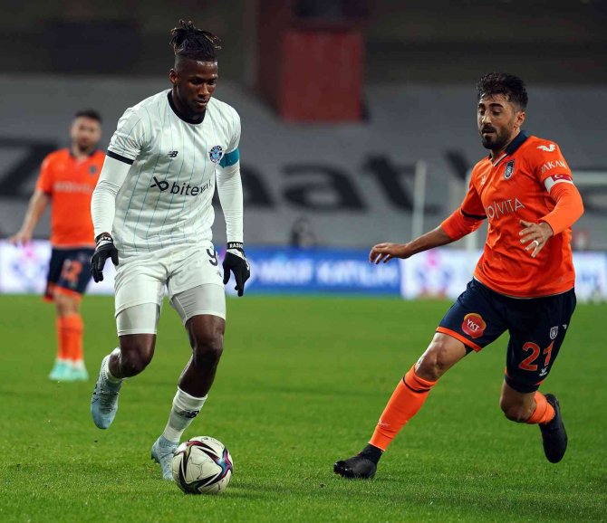Spor Toto Süper Lig: Medipol Başakşehir: 0 - Adana Demirspor: 0 (İ̇lk Yarı)