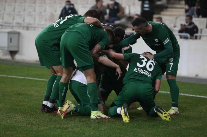 Spor Toto 1. Lig: Bursaspor: 2 - Ankara Keçiörengücü: 0 (İ̇lk Yarı Sonucu)