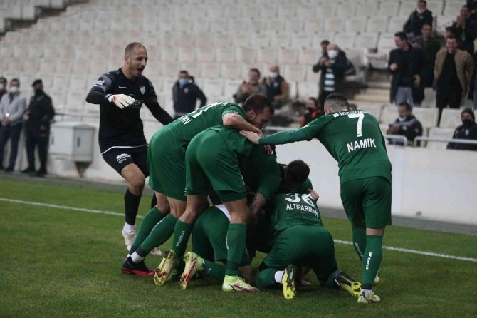 Spor Toto 1. Lig: Bursaspor: 2 - Ankara Keçiörengücü: 0 (İ̇lk Yarı Sonucu)