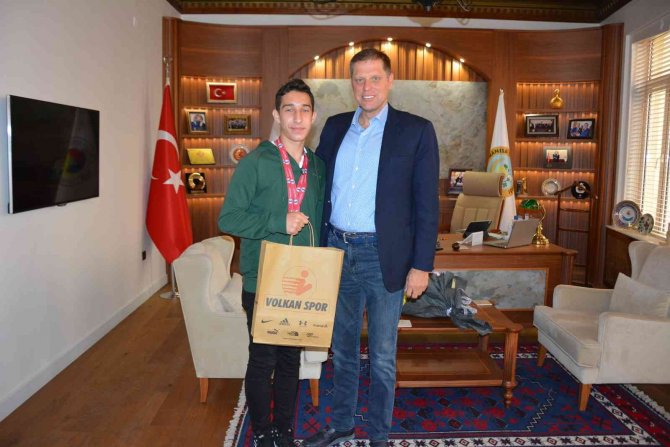 Özkasap, Manisa Tb Anadolu Lisesi’nin Şampiyon Öğrencilerini Ağırladı