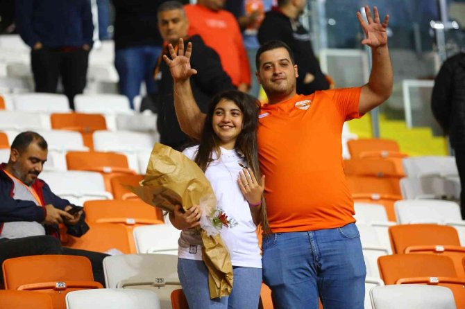 Adanaspor Tribününde Evlilik Teklifi