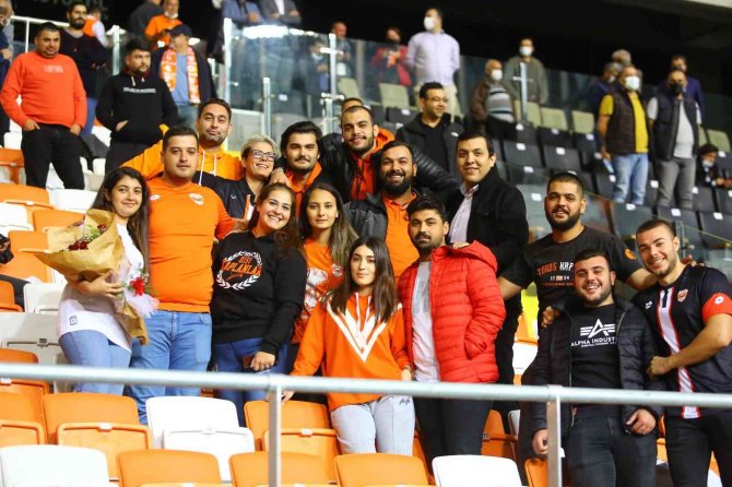 Adanaspor Tribününde Evlilik Teklifi