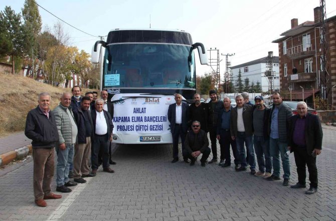Ahlatlı Çiftçiler Kapama Elma Bahçelerini Gezdi