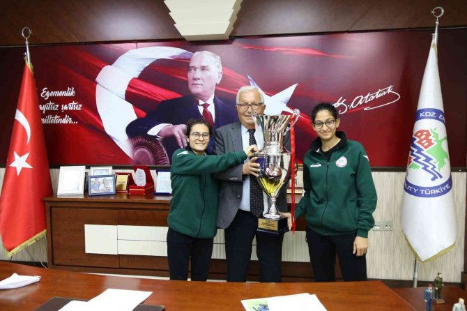 Posbıyık: “Kadın Futbol Takımımızla Gurur Duyuyoruz”
