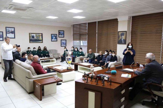 Posbıyık: “Kadın Futbol Takımımızla Gurur Duyuyoruz”