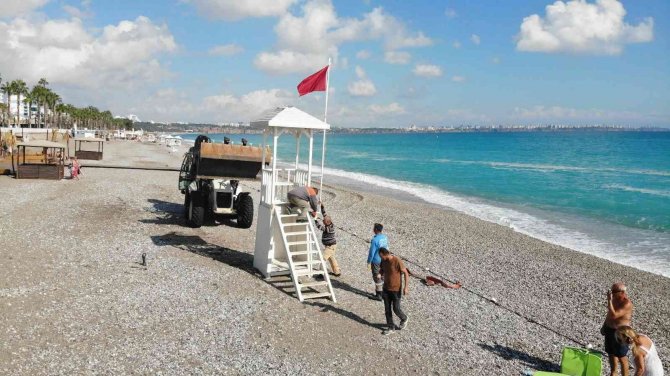 Sarı Kodun Ardından Sahile Önce Kepçeler Sonra Tatilciler Girdi