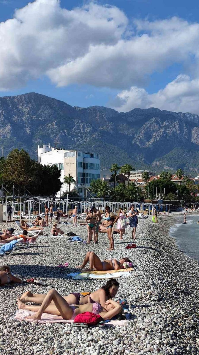 Kasım Ayında Kemer Sahillerinde Turist Yoğunluğu