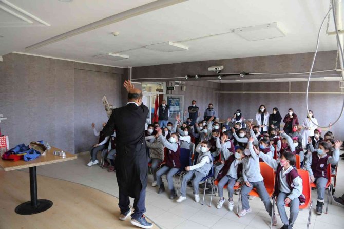 Öğrencilere İllüzyon Gösterisi