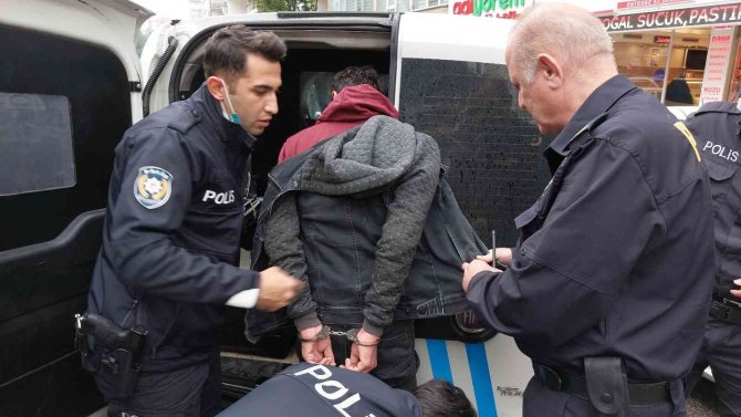 Polis Bıçakla Rehin Alınan Karı-kocayı Saldırganın Bileğini Isırarak Kurtardı