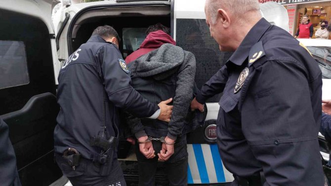 Polis Bıçakla Rehin Alınan Karı-kocayı Saldırganın Bileğini Isırarak Kurtardı