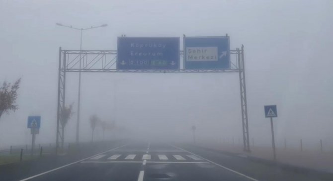 Erzurum’da Etkili Olan Yoğun Sis Sürücülere Zor Anlar Yaşattı