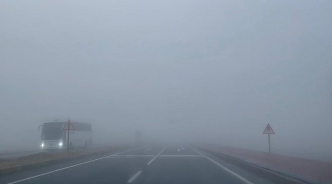 Erzurum’da Etkili Olan Yoğun Sis Sürücülere Zor Anlar Yaşattı