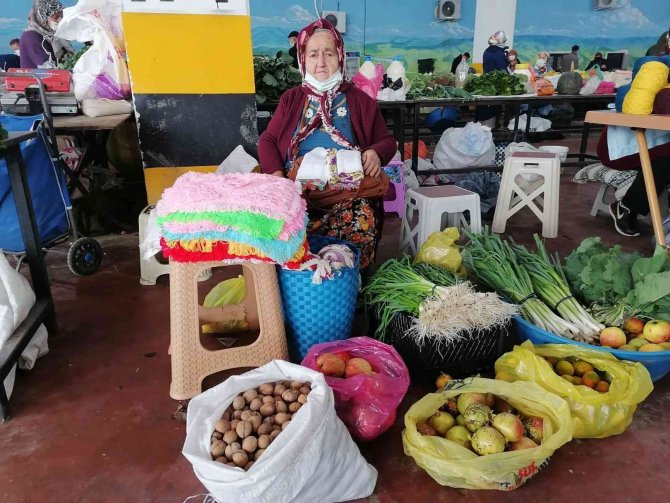 Köylü Kadınlar Geçimini Pazarcılık Yaparak Sağlıyor
