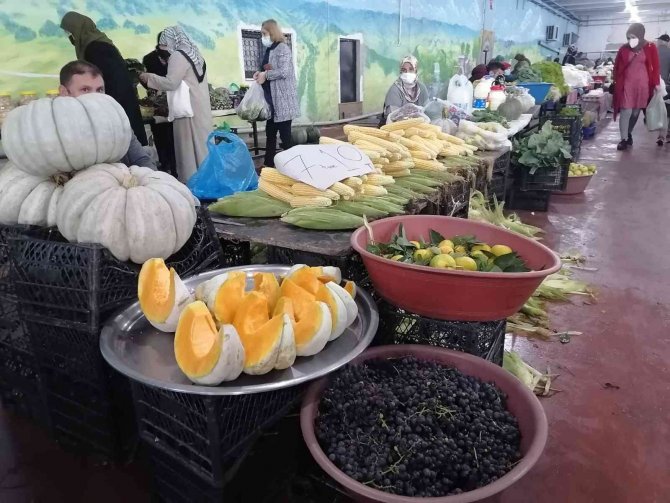 Köylü Kadınlar Geçimini Pazarcılık Yaparak Sağlıyor