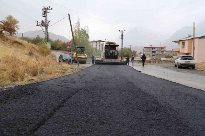 Hakkari’de Yol Asfaltlama Çalışması