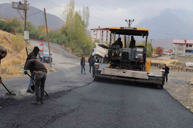 Hakkari’de Yol Asfaltlama Çalışması