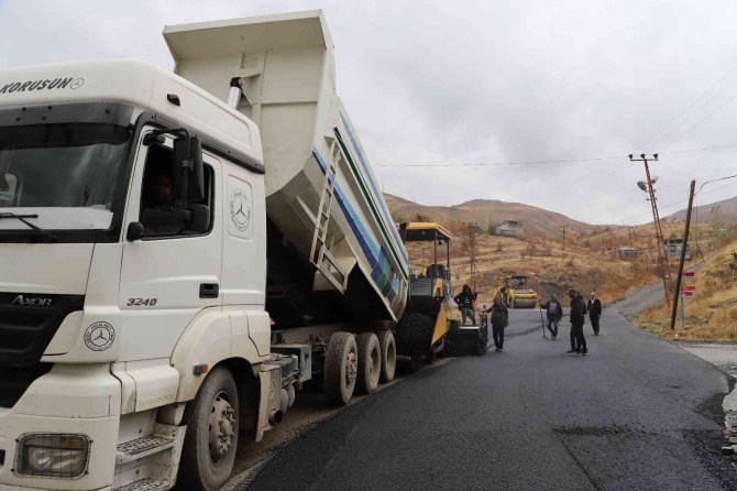 Hakkari’de Yol Asfaltlama Çalışması