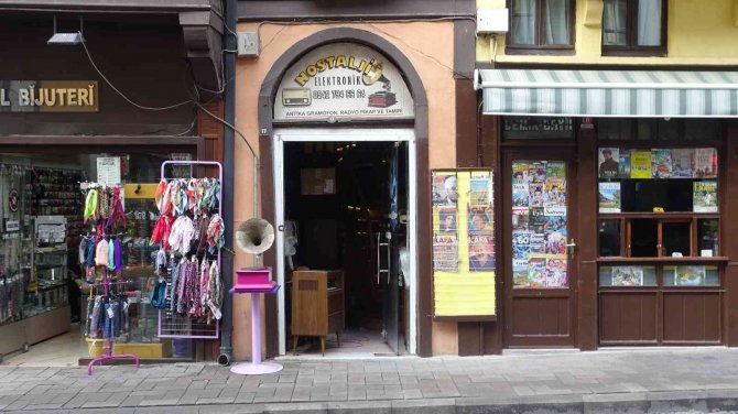 Radyosunu Satıp Okuttuğu Kızları Öğretmen Oldu