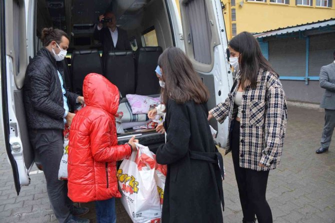 Üniversite Öğrencileri Köy Okulundaki Kardeşlerini Unutmadı