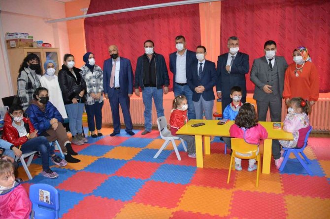 Üniversite Öğrencileri Köy Okulundaki Kardeşlerini Unutmadı