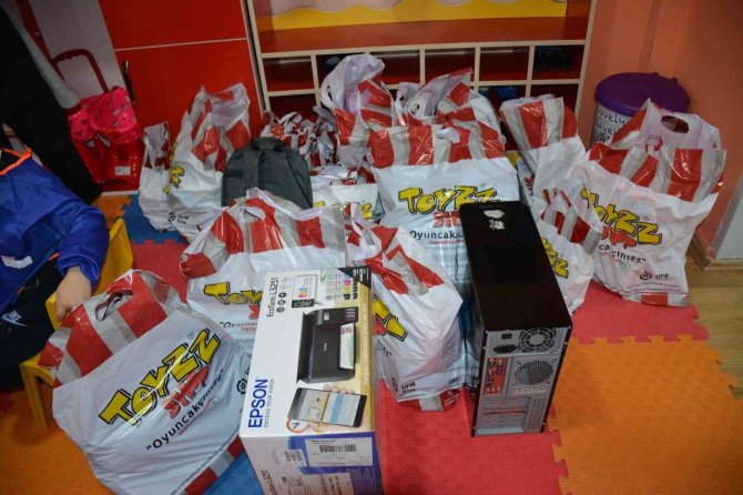 Üniversite Öğrencileri Köy Okulundaki Kardeşlerini Unutmadı