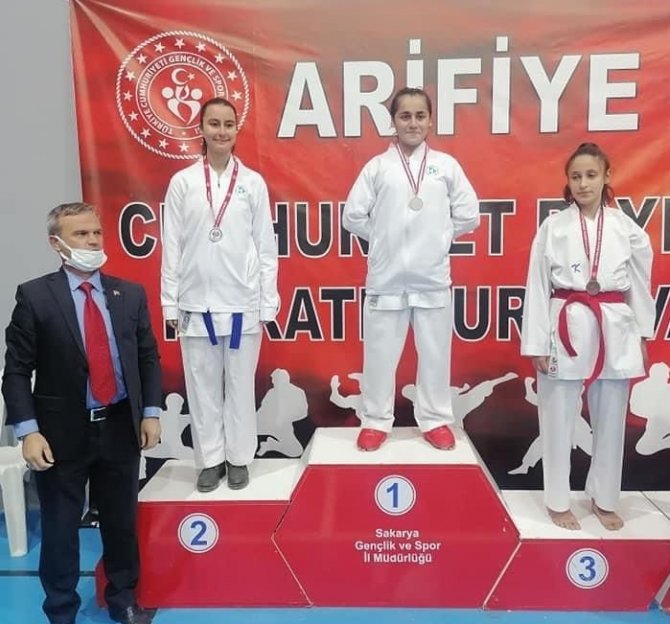 İ̇zmitli Karateciler Şampiyonada 27 Madalya Aldı