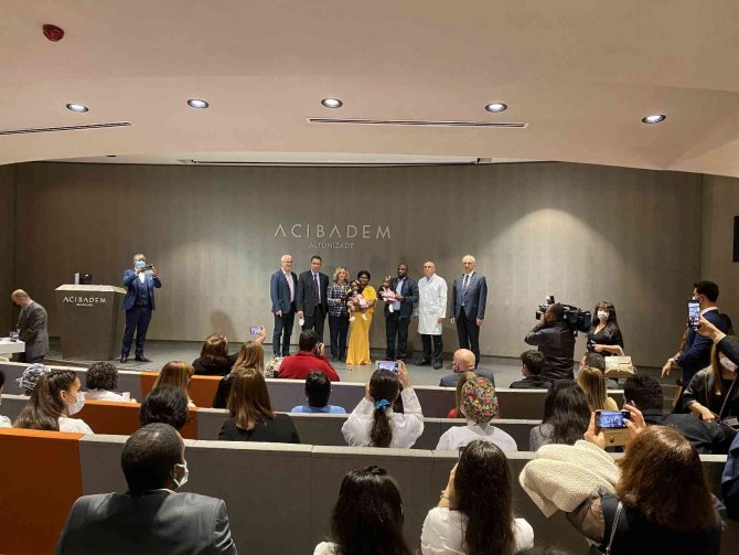 Kamerunlu Yapışık İkizler Türkiye’de Yeniden Doğdu