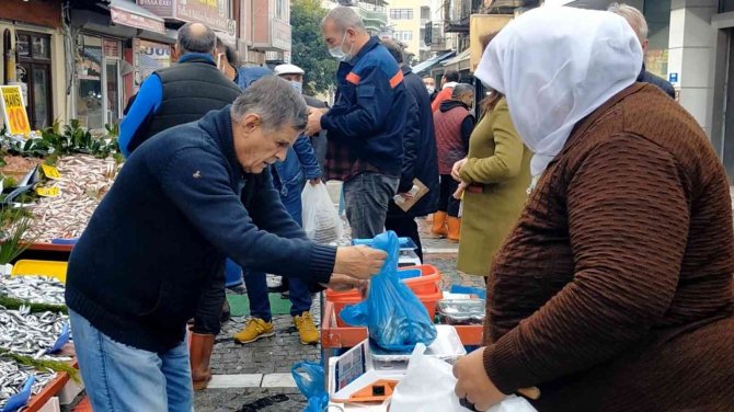 Hamsinin Kilosu 10 Tl’ye Düştü, Vatandaşlar Kilolarca Aldı