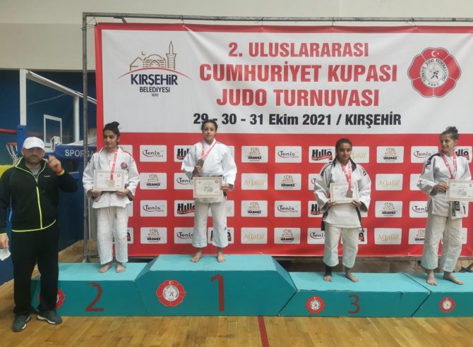Sivaslı Judocular Uluslararası Cumhuriyet Judo Turnuvasında 6 Madalya Kazandı