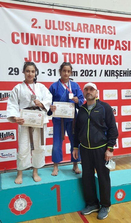 Sivaslı Judocular Uluslararası Cumhuriyet Judo Turnuvasında 6 Madalya Kazandı