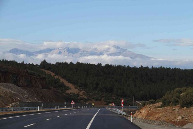 Anamas Dağı’nın Zirvesine Mevsimin İlk Karı Yağdı