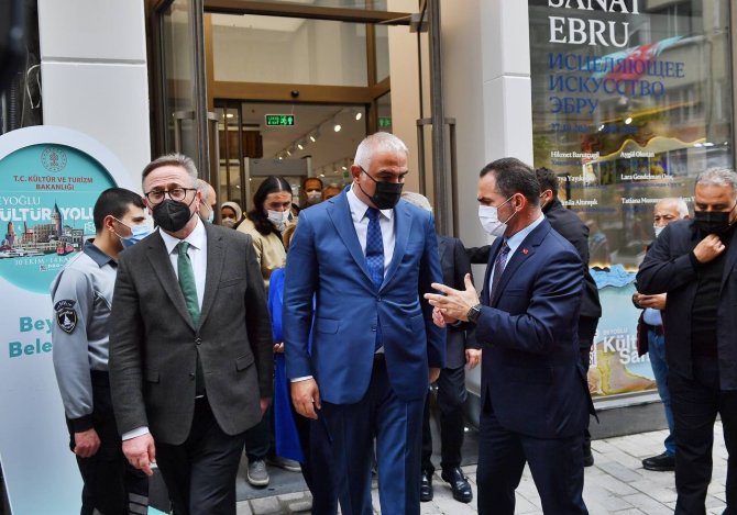 Bakan Ersoy Beyoğlu Belediyesi İ̇stiklal Sanat Galerisi’ni Ziyaret Etti